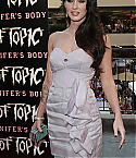 33185_Megan_Fox_attends_the_Jennifers_Body_Fan_Event_at_Hollywood_and_Highland_-_September_16_2009_7357__122_164lo.jpg